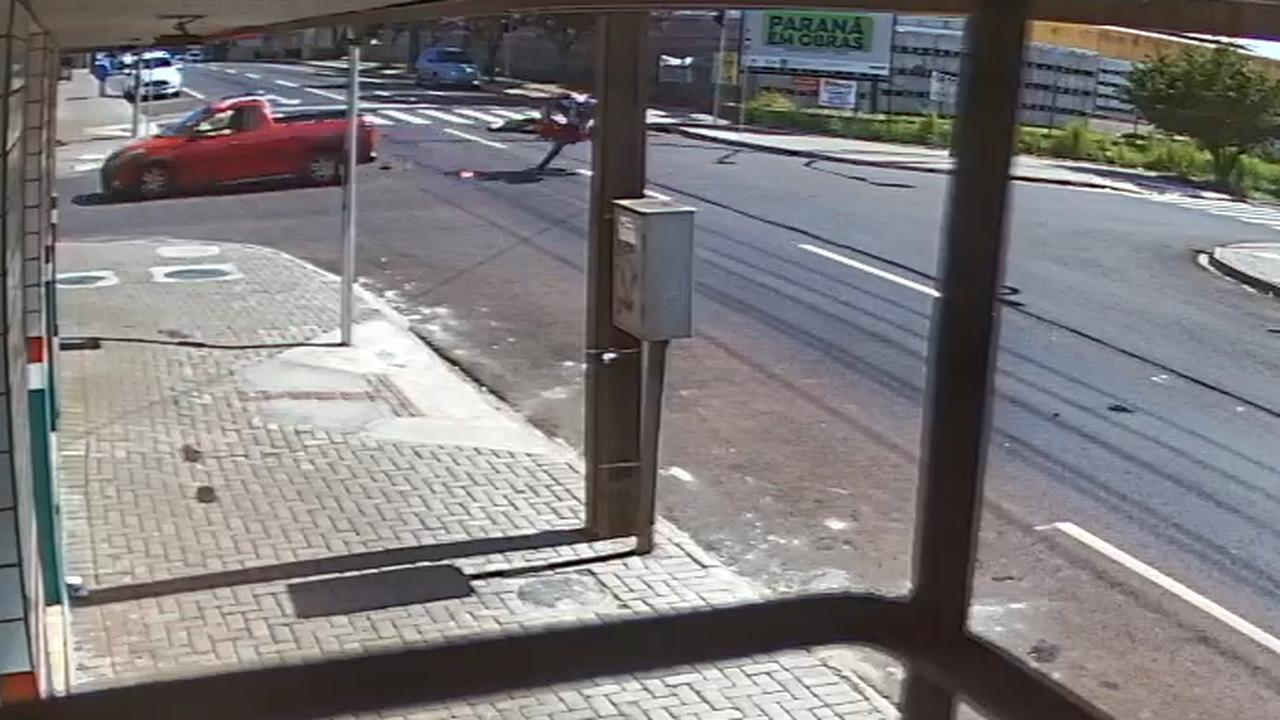 Câmera flagra acidente entre moto e Peugeot Hoggar no Nova Cidade Câmera flagra acidente entre moto e Peugeot Hoggar no Nova Cidade