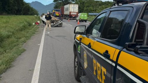 Capotamento na BR-277 deixa casal ferido no litoral do Paraná Capotamento na BR-277 deixa casal ferido no litoral do Paraná