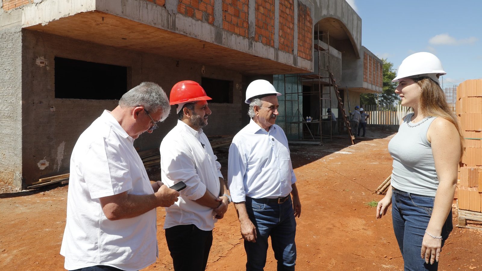 Prefeitura investe em saúde pública e obra da USF Lago Azul está 52% concluída Prefeitura investe em saúde pública e obra da USF Lago Azul está 52% concluída