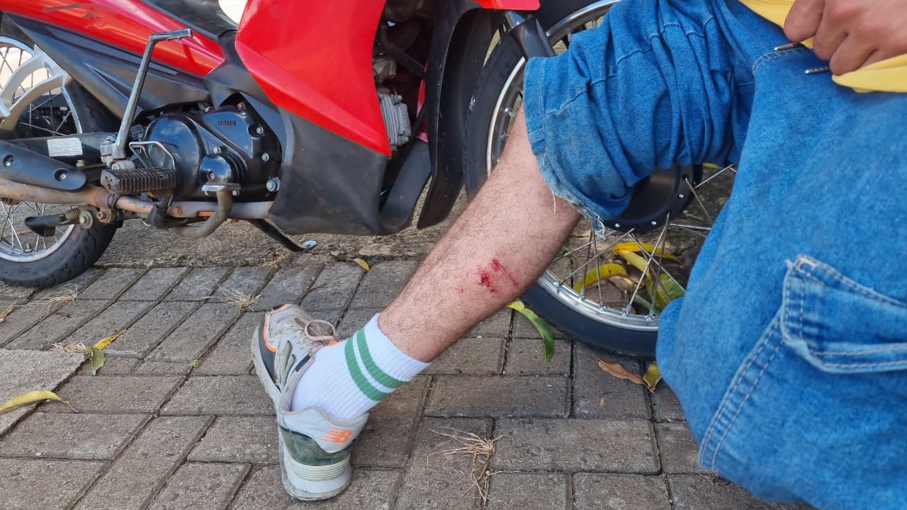Motociclista lesiona a perna após colisão com carro no Bairro Coqueiral