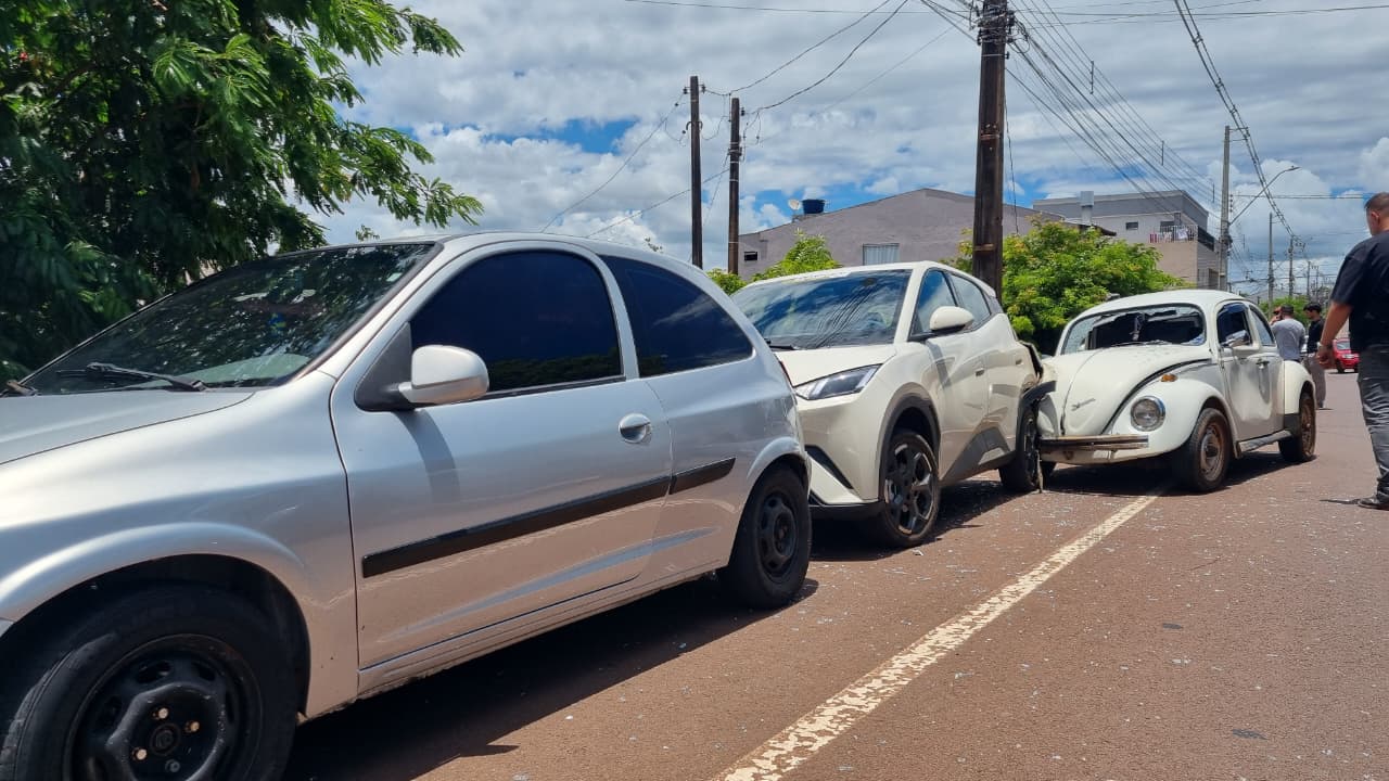 Fusca bate contra BYD no Bairro Santa Cruz e Celta também é atingido