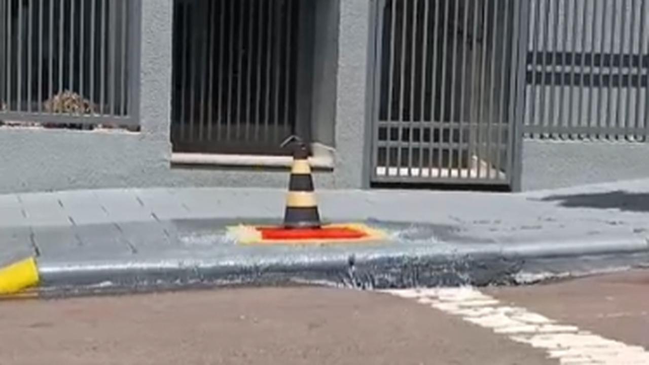 Vazamento de água preocupa moradores no Centro