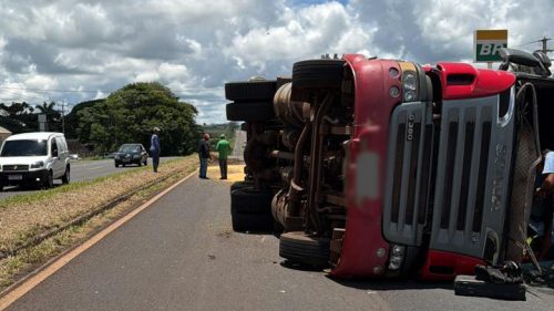 Caminhão carregado com milho tomba na BR-376 em Marialva Caminhão carregado com milho tomba na BR-376 em Marialva