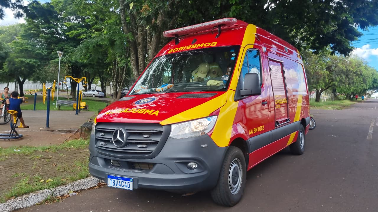 Homem sofre ataque epilético e bate a cabeça no chão em praça de Cascavel