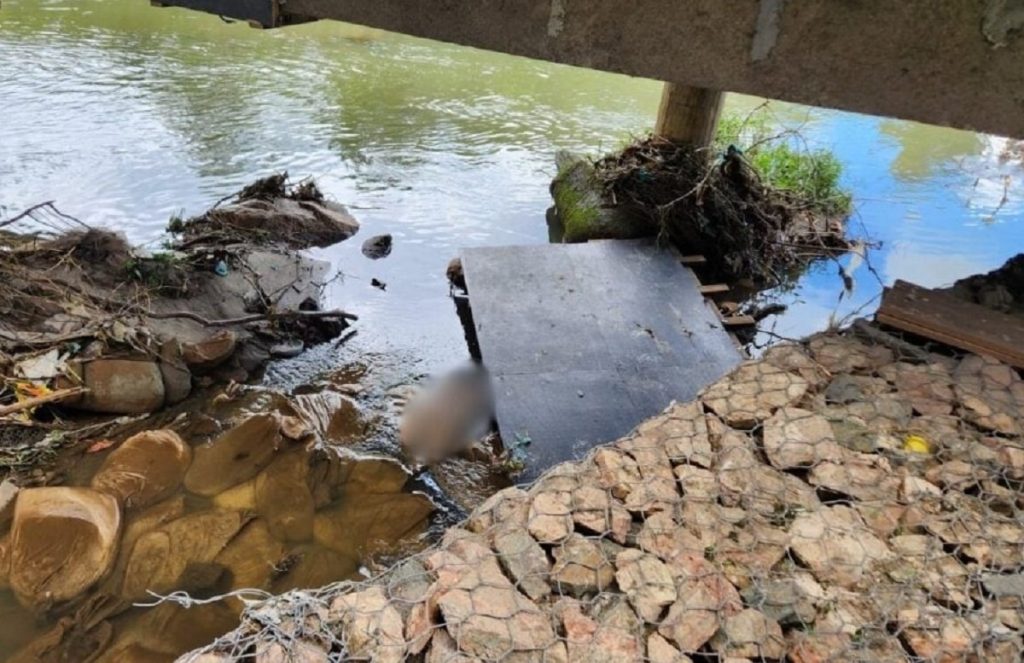 Operários encontram corpo parcialmente submerso durante obras em ponte sobre rio da capital