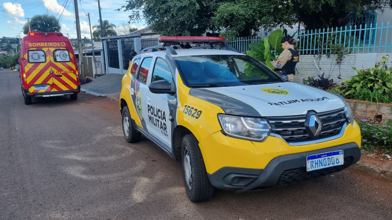 Fugindo de agressores, homem invade residência, é expulso e acaba espancado por trio no Tarumã Fugindo de agressores, homem invade residência, é expulso e acaba espancado por trio no Tarumã