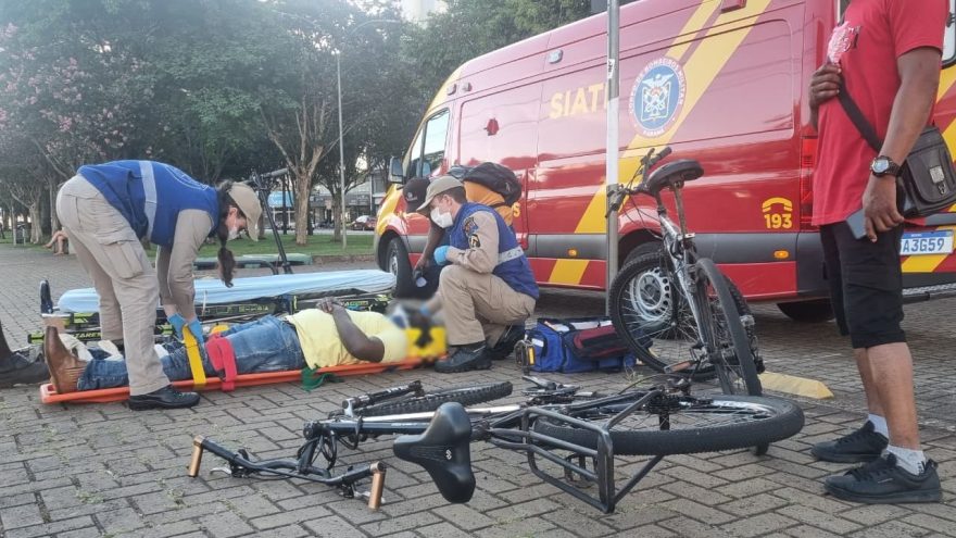 Ciclista sofre acidente na Avenida Brasil e tem suspeita de fratura no pé
