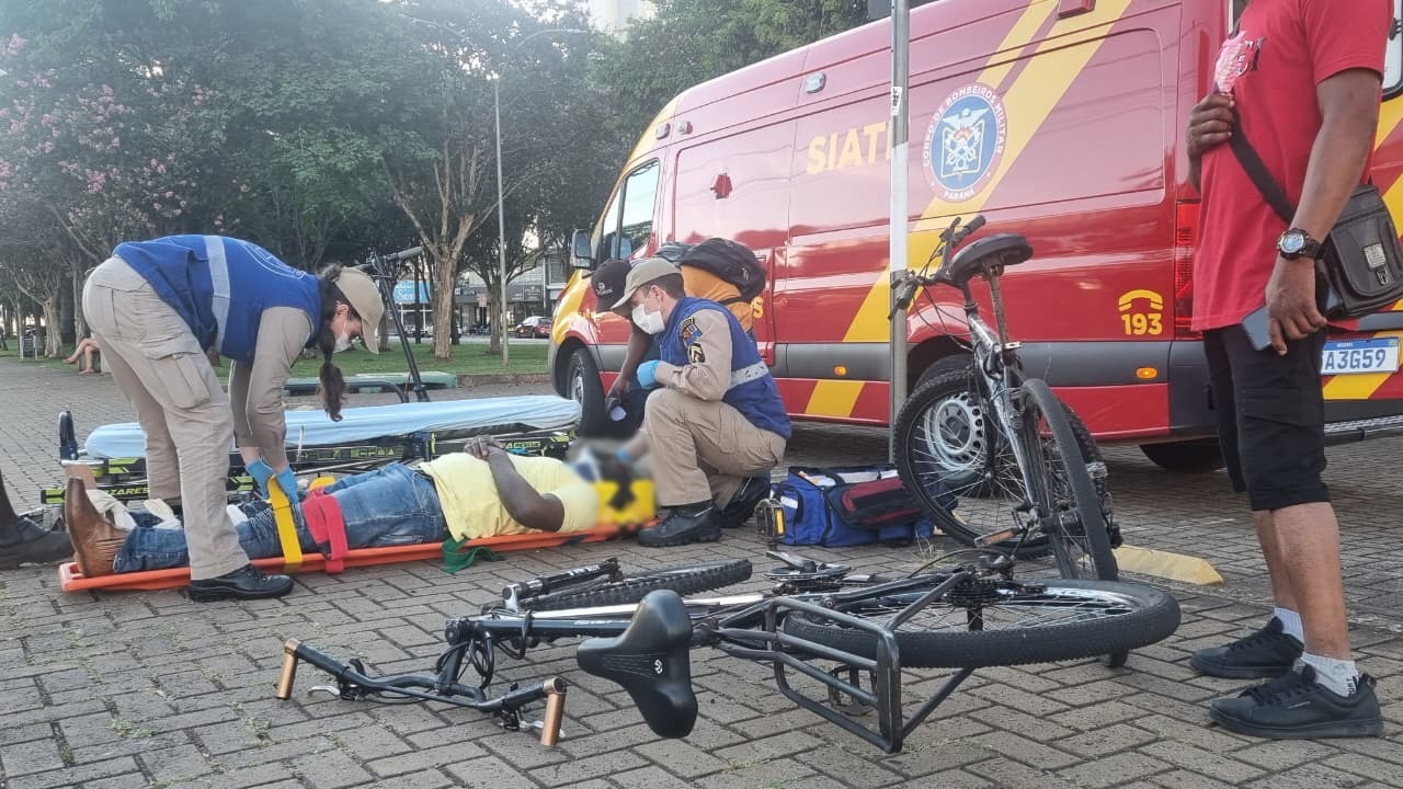 Ciclista sofre acidente na Avenida Brasil e tem suspeita de fratura no pé Ciclista sofre acidente na Avenida Brasil e tem suspeita de fratura no pé