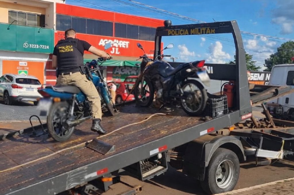 PM e Transitar fazem blitz de trânsito no bairro Floresta