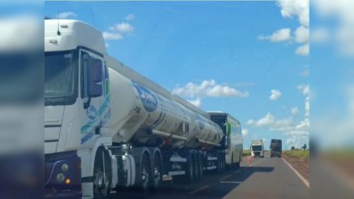 Acidente entre carreta e ônibus deixa feridos na PR-182, em Palotina Acidente entre carreta e ônibus deixa feridos na PR-182, em Palotina