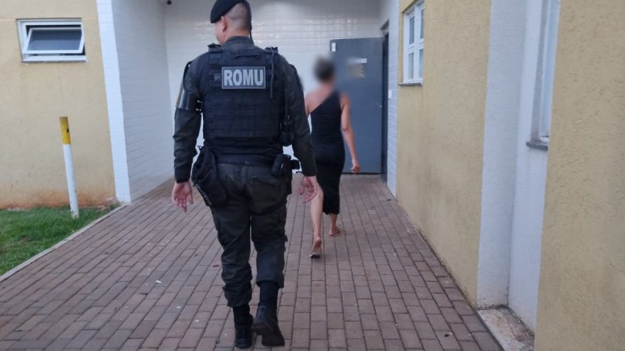 Jovem é conduzida pela Guarda Municipal após resistência a abordagem no Terminal Oeste