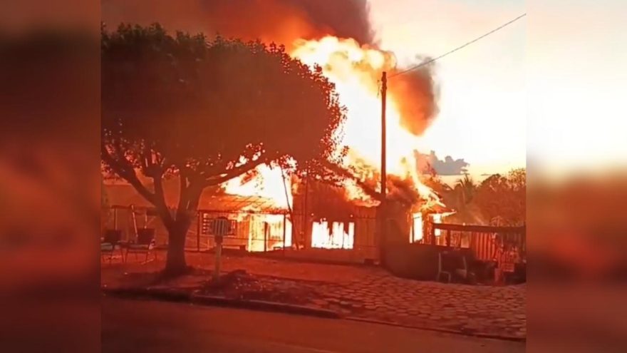 Vazamento em botijão causa incêndio e destrói casa de idosos em Formosa do Oeste
