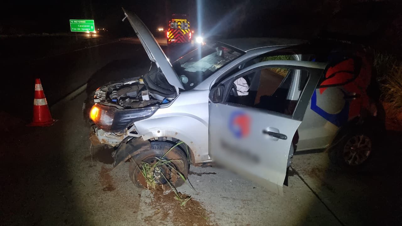 Mobi capota e condutor é socorrido pelo Siate no Contorno Oeste em Cascavel Mobi capota e condutor é socorrido pelo Siate no Contorno Oeste em Cascavel