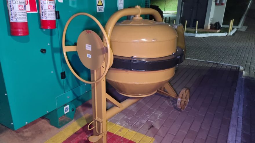 Betoneira novinha, mas furtada: Polícia recupera máquina perto do Trevo do Guarujá