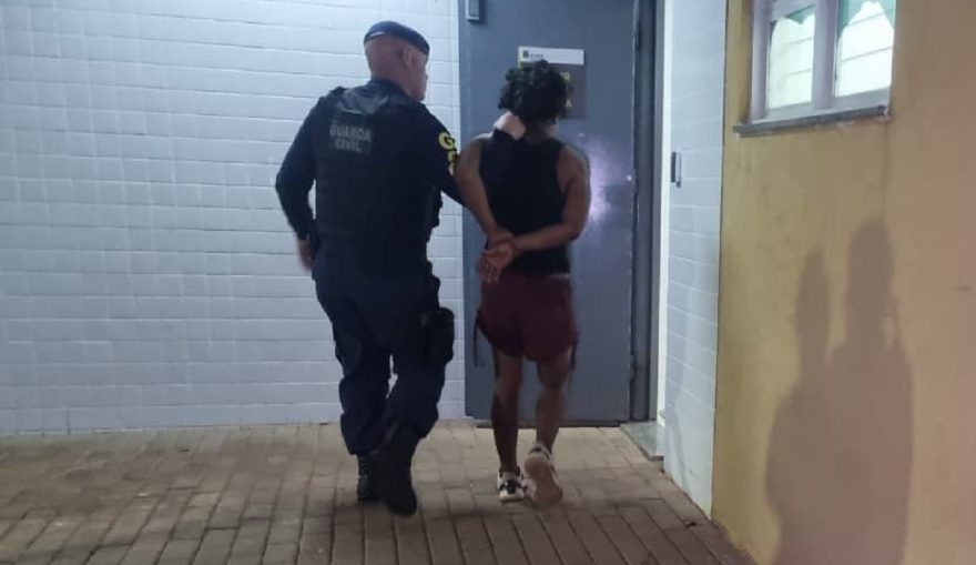 GCP detém suspeita de tráfico de drogas próximo a escola municipal no Santo Onofre