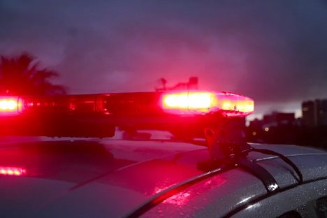 Bandidos encapuzados rendem família e a mantém trancada em banheiro durante assalto no Paraná Bandidos encapuzados rendem família e a mantém trancada em banheiro durante assalto no Paraná