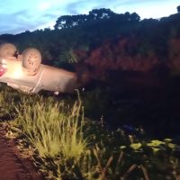 Imagem referente a Caminhonete Hilux capota após colisão contra Monza em Renascença