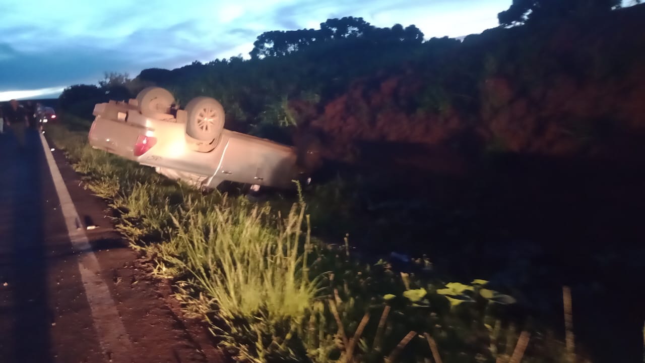 Caminhonete Hilux capota após colisão contra Monza em Renascença