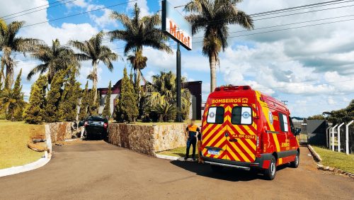 Tucson conduzida por gestante capota na entrada de motel em Cascavel Tucson conduzida por gestante capota na entrada de motel em Cascavel