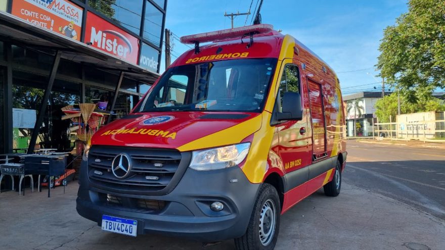Homem fica ferido após colisão entre carro e patinete elétrico no Santa Cruz