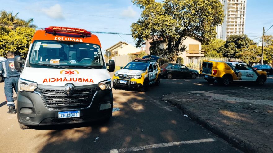 Policial a caminho do trabalho fratura perna em batida entre Logan e Biz