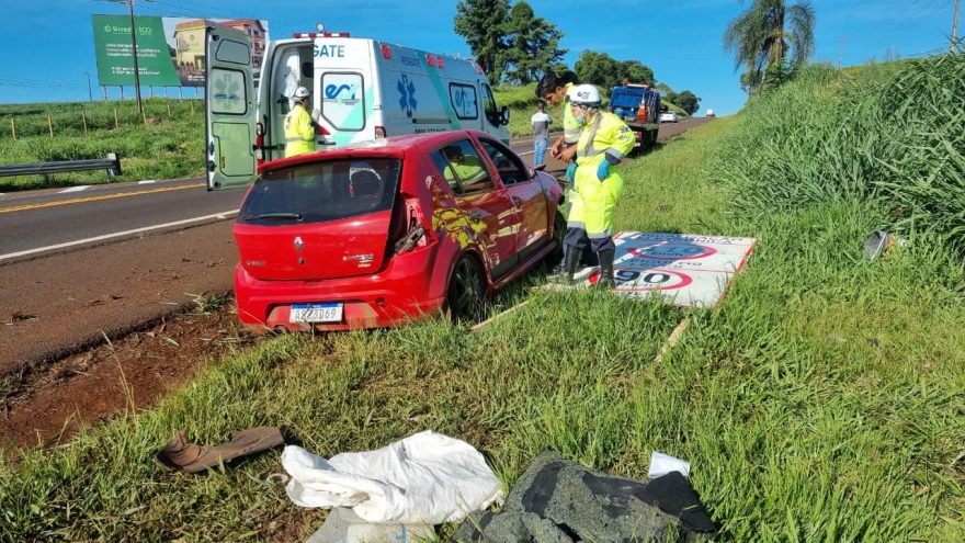 Carro capota e derruba placa na BR-277 entre Cascavel e Santa Tereza do Oeste