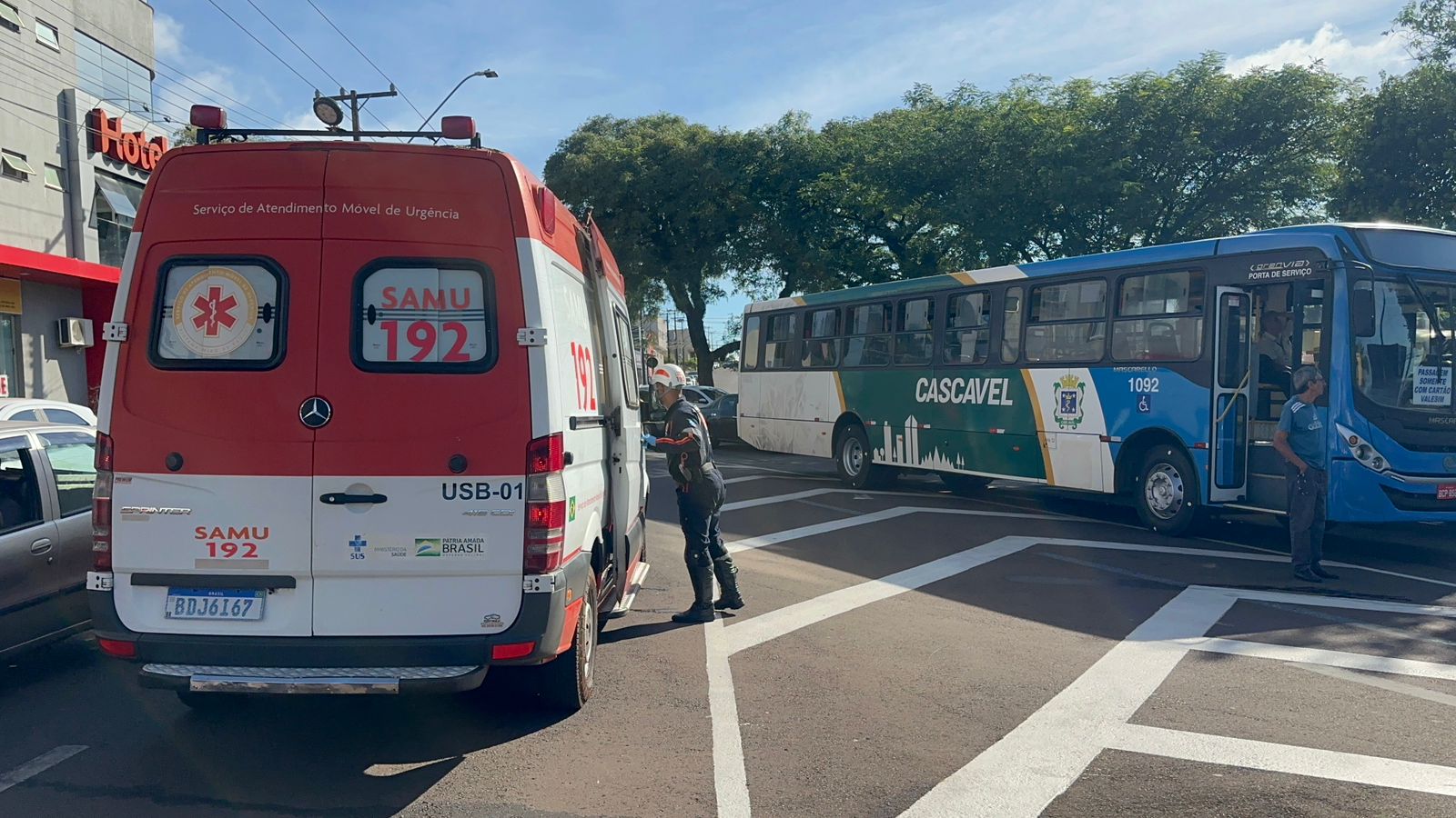 Três pessoas ficam feridas após forte colisão entre ônibus e Palio