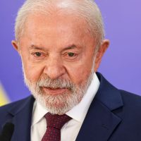 Imagem referente a Lula diz que salário mínimo é baixo, mas aponta importância de direito