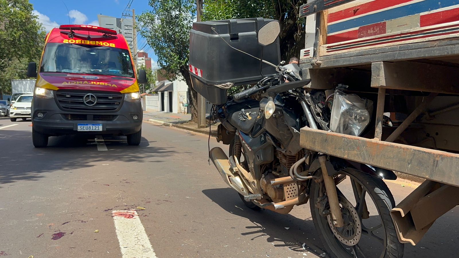 Motociclista tem extenso corte no pescoço após colisão com caminhão parado na Rua Minas Gerais