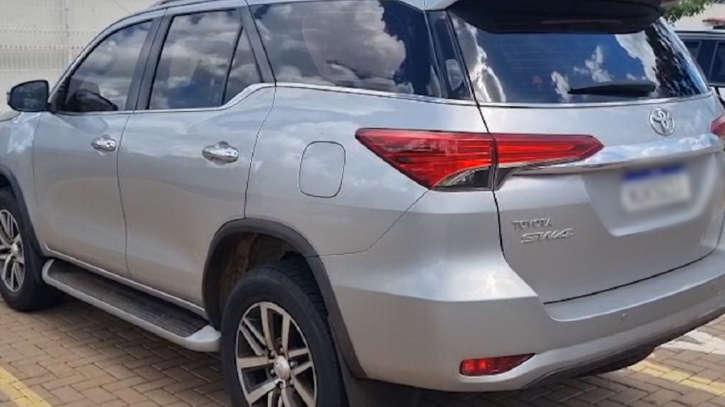 PRF de Cascavel apreende caminhonete de luxo com registro de roubo e fraude no Detran