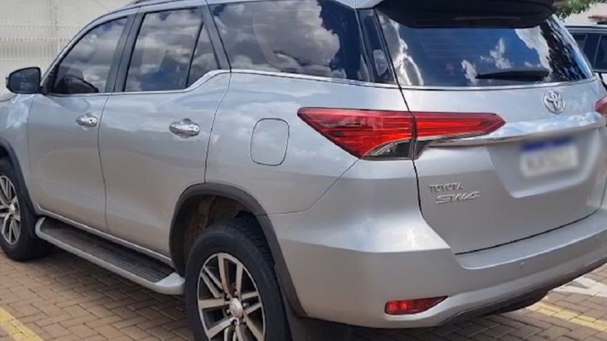 PRF de Cascavel apreende caminhonete de luxo com registro de roubo e fraude no Detran
