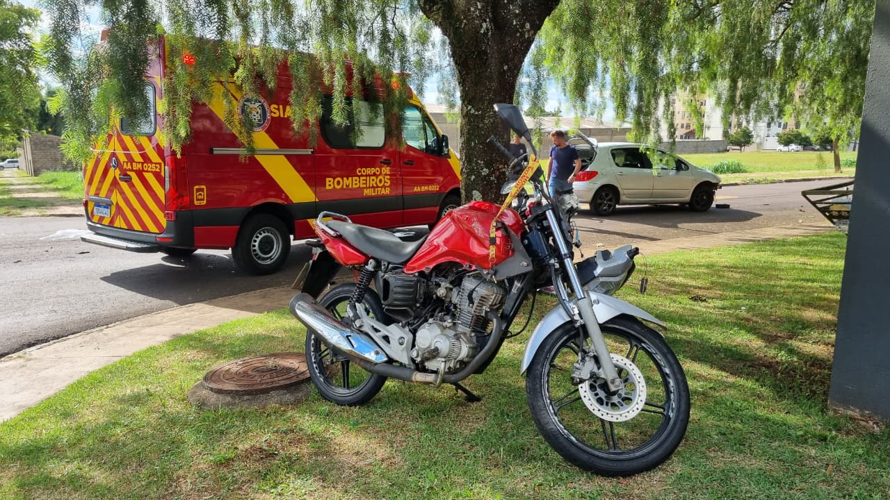 Motociclista sofre acidente de trânsito e fica ferido na Rua Presidente Kennedy