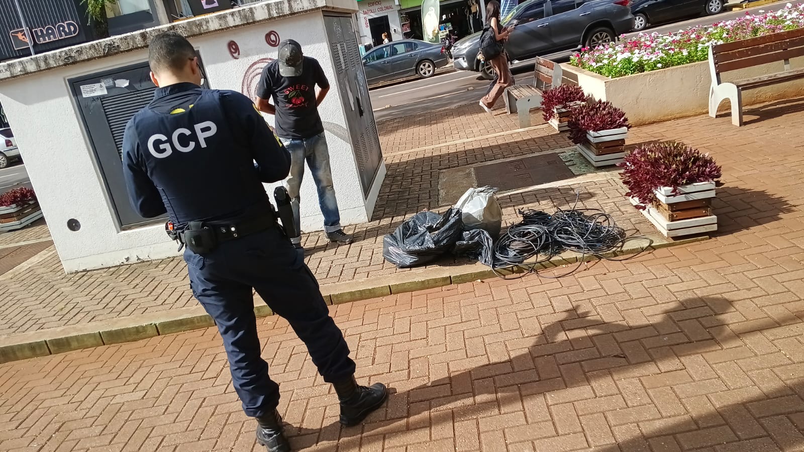 Homem é detido em flagrante após furto de fios em plena luz do dia próximo à Catedral em Cascavel