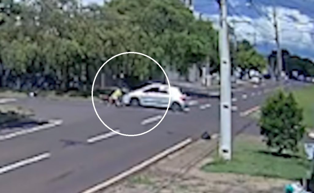 Câmera mostra carro passando por cima de moto em cruzamento no bairro Coqueiral
