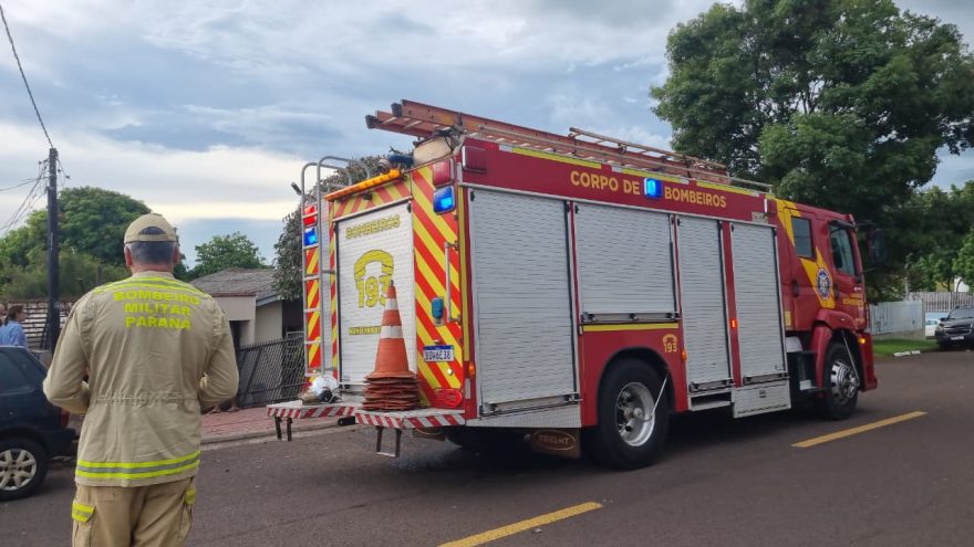 Forro do quarto de casa pega fogo e Corpo de Bombeiros é mobilizado ao Bairro Floresta