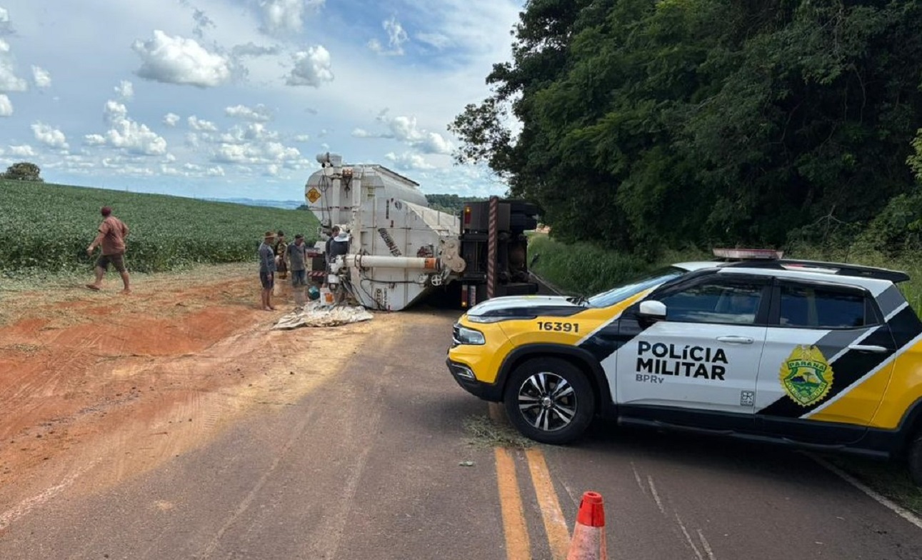 Homem fica ferido após caminhão tombar na PR-471 em Três Barras do Paraná