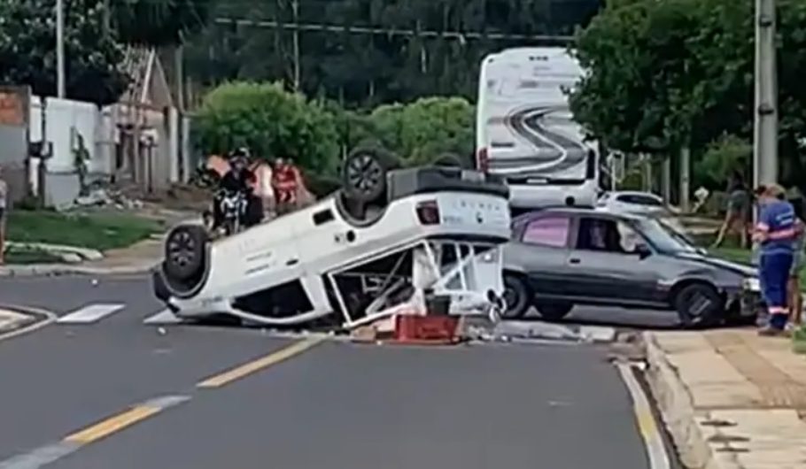 Saveiro capota após colisão de trânsito em Ponta Grossa