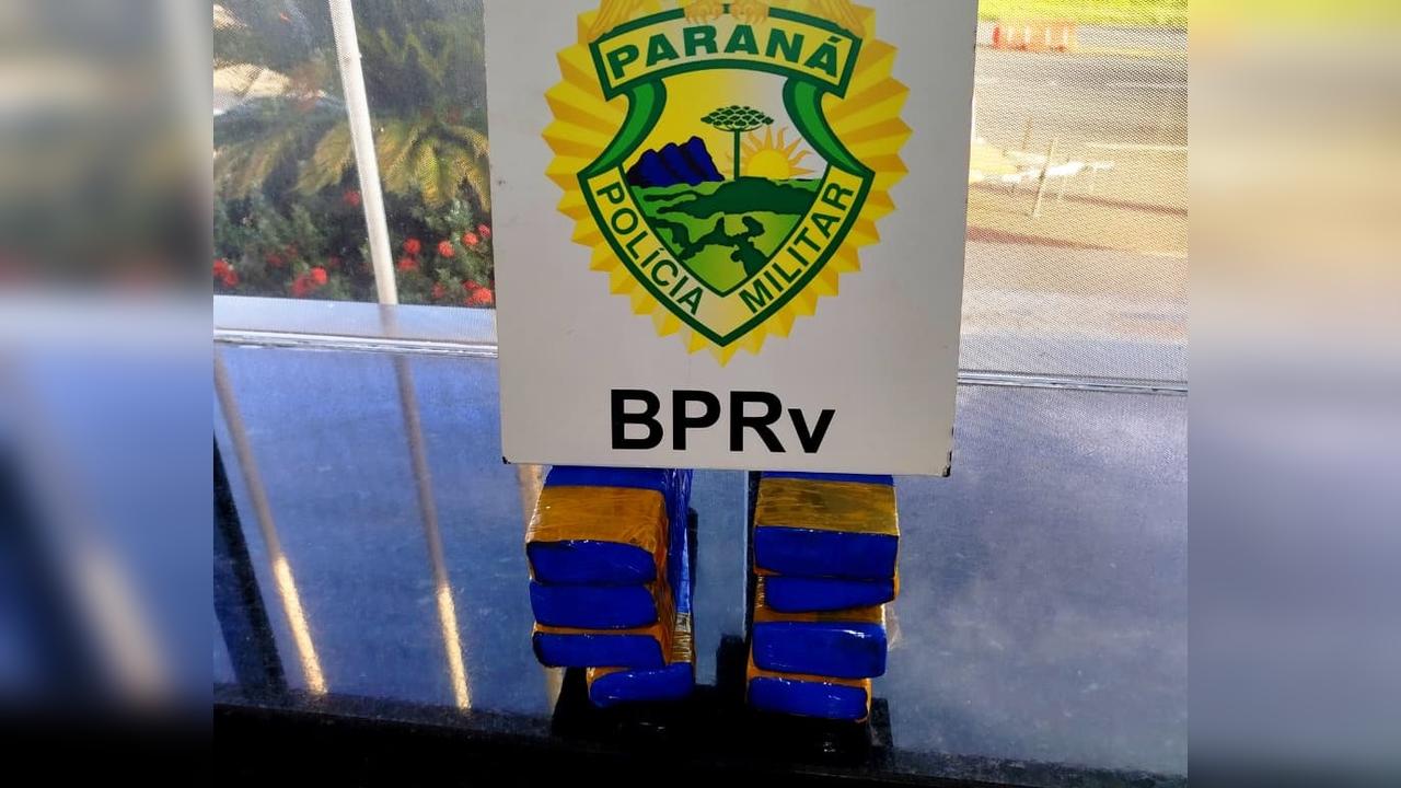 Colisão entre carros revela 4,5 quilos de maconha na PR-182 em Palotina Imagem referente a Colisão entre carros revela 4,5 quilos de maconha na PR-182 em Palotina