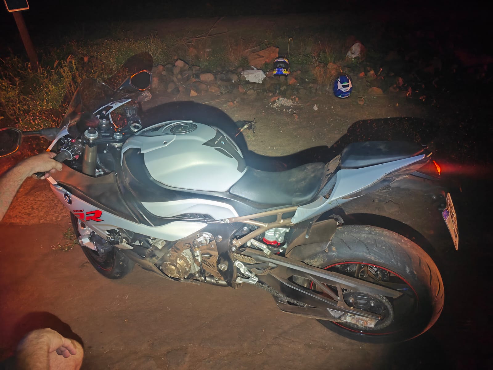 Piloto de BMW sofre queda na PR-495 em Missal na noite de sexta-feira