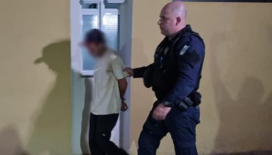 Imagem referente a Homem de 33 anos é detido pela Guarda Municipal no Centro de Cascavel com mandado de prisão em aberto