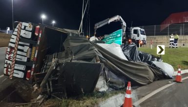 Imagem referente a Caminhão carregado com farinha de trigo tomba no Trevo Cataratas, em Cascavel