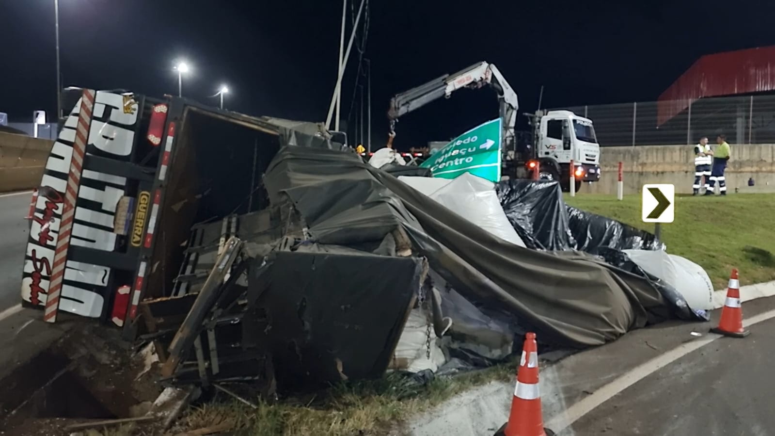 Caminhão carregado com farinha de trigo tomba no Trevo Cataratas, em Cascavel