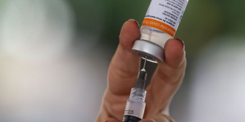 Imagem referente a Há 5 anos, Brasil aplicava primeiras doses de vacina contra a covid-19