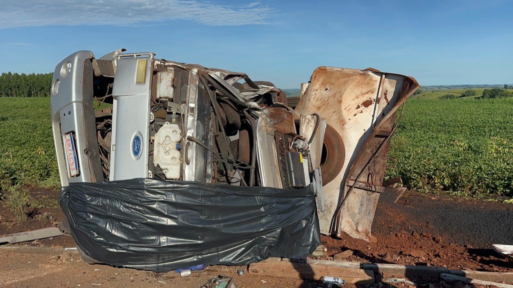 Homem morre em tombamento de caminhão na PR-180, em Cascavel