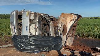 Homem morre em tombamento de caminhão na PR-180, em Cascavel