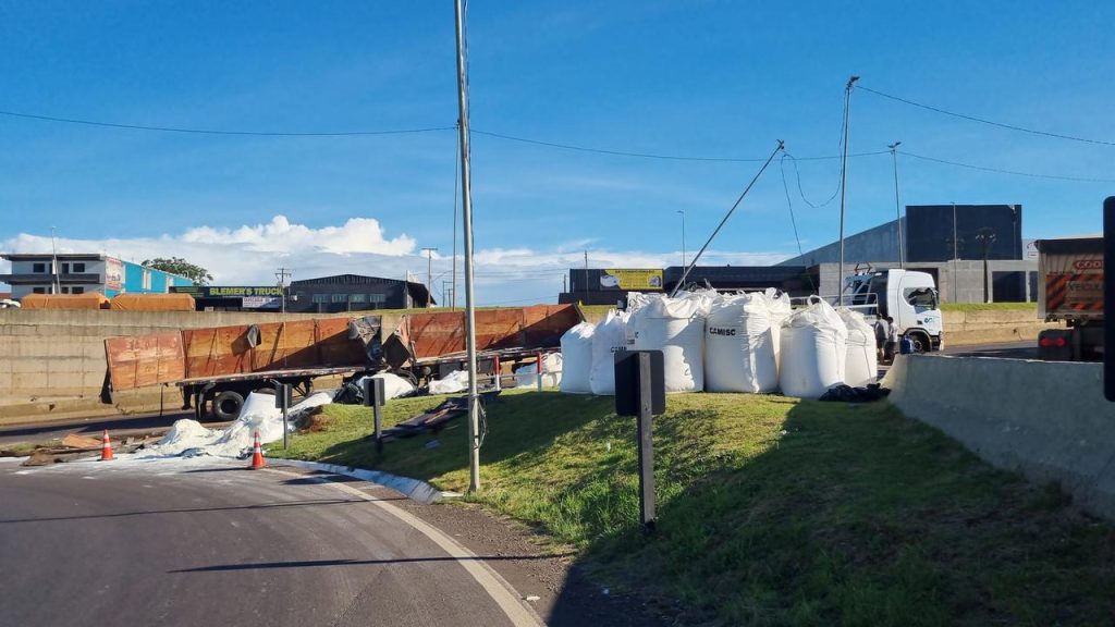Carga de farinha começa a ser retirada para liberação do Trevo Cataratas em Cascavel