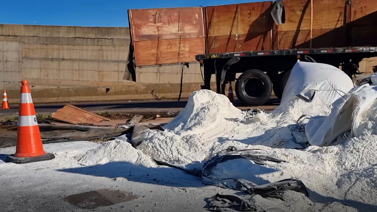 Caminhão é destombado e trânsito é liberado no Trevo Cataratas