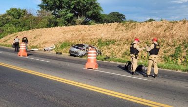 Imagem referente a Nivus bate contra caminhão, capota e jovem de 24 anos morre