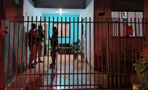 Homem é achado morto com facada na porta de casa no Jardim Panorama Homem é achado morto com facada na porta de casa no Jardim Panorama