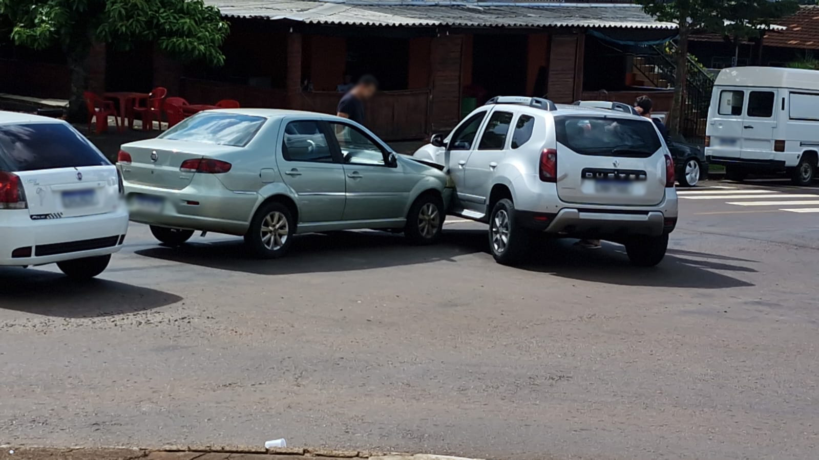 Acidente entre Duster e Siena é registrado no bairro Periolo em Cascavel